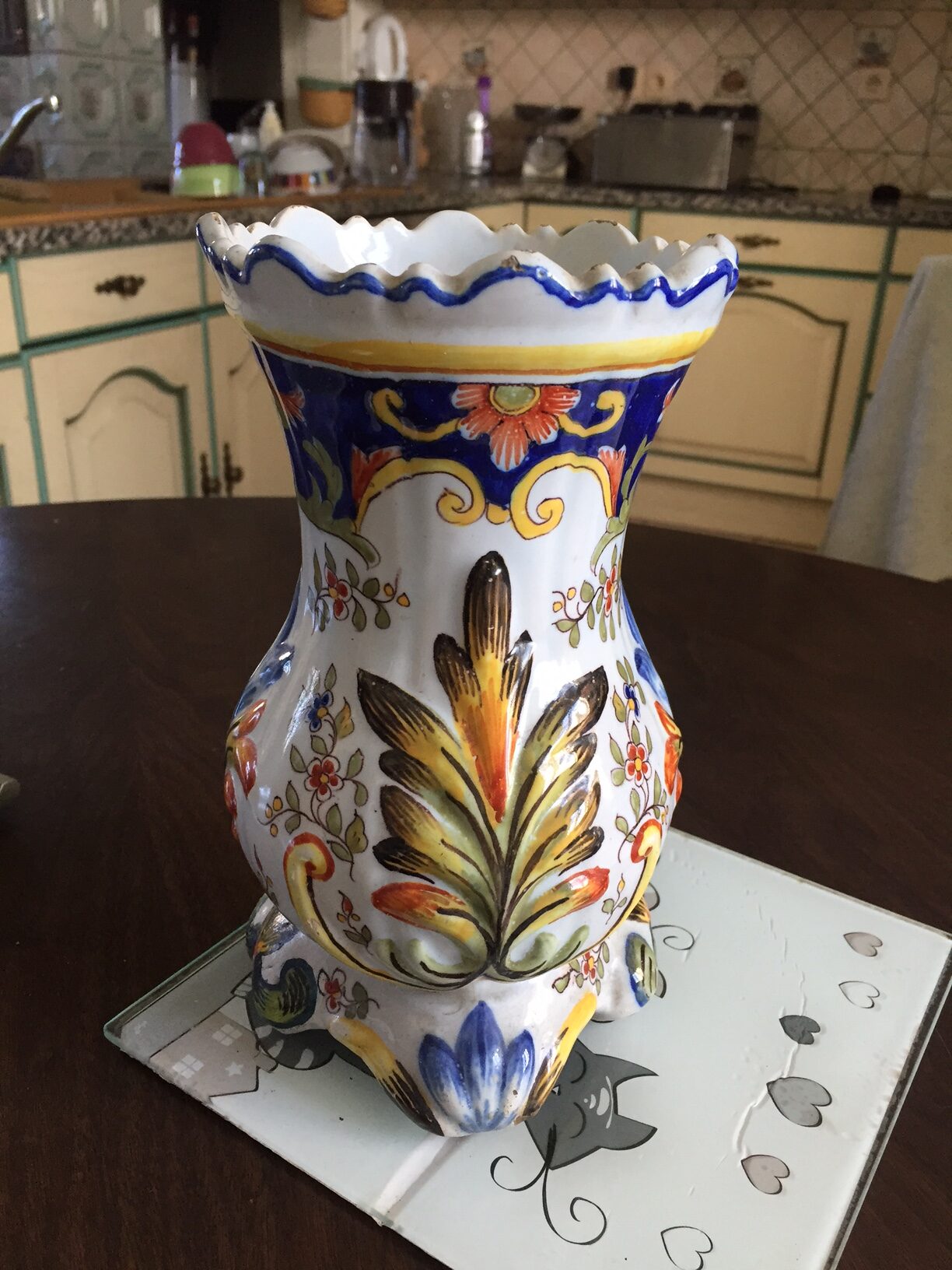Vase Ancien En Porcelaine - Hauteur 26 Cm, Largeur 23 Cm - Décoratif Avec Petite ébréchure