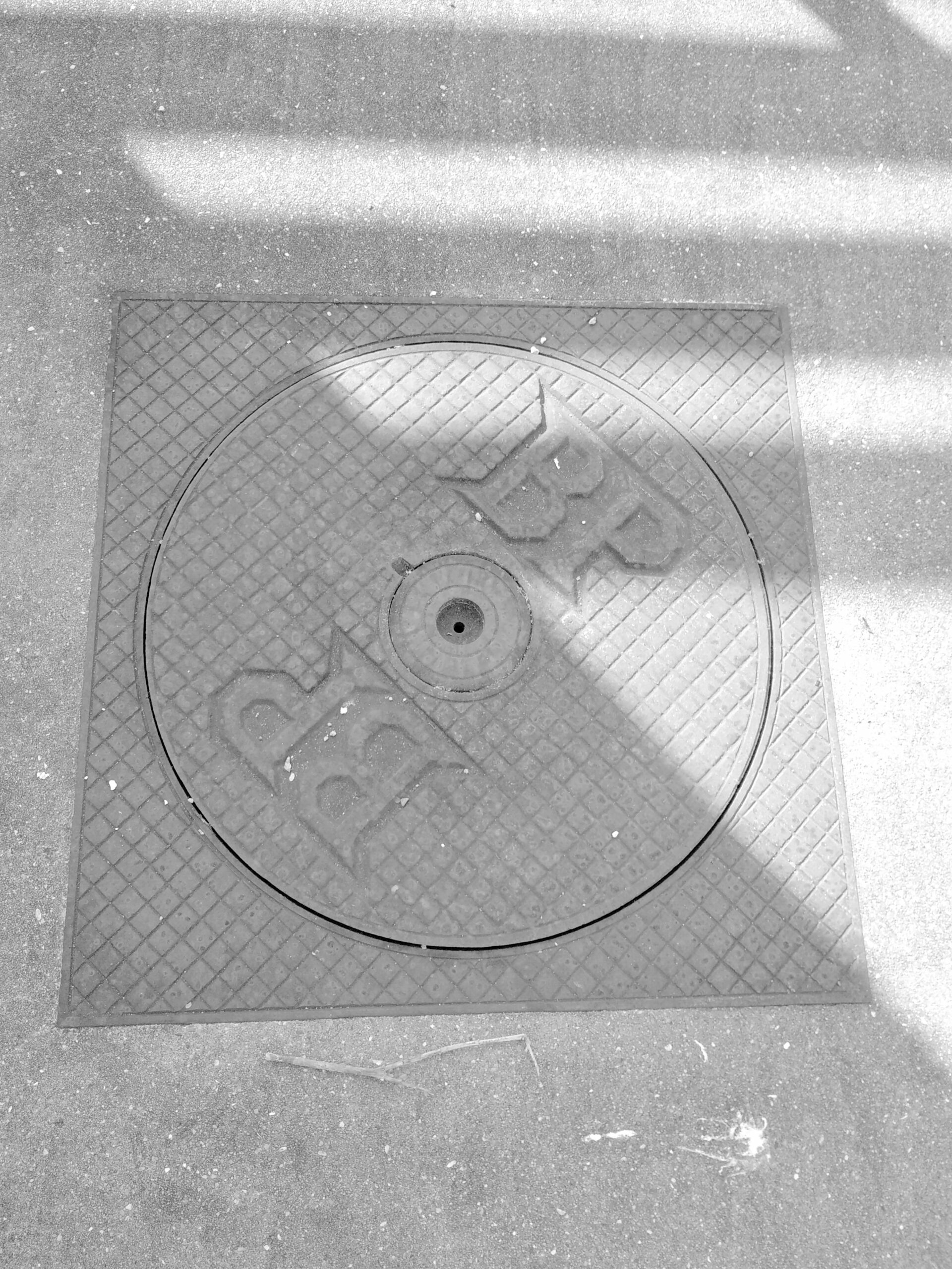 Plaque en fonte tampon de visite citerne British Petroleum