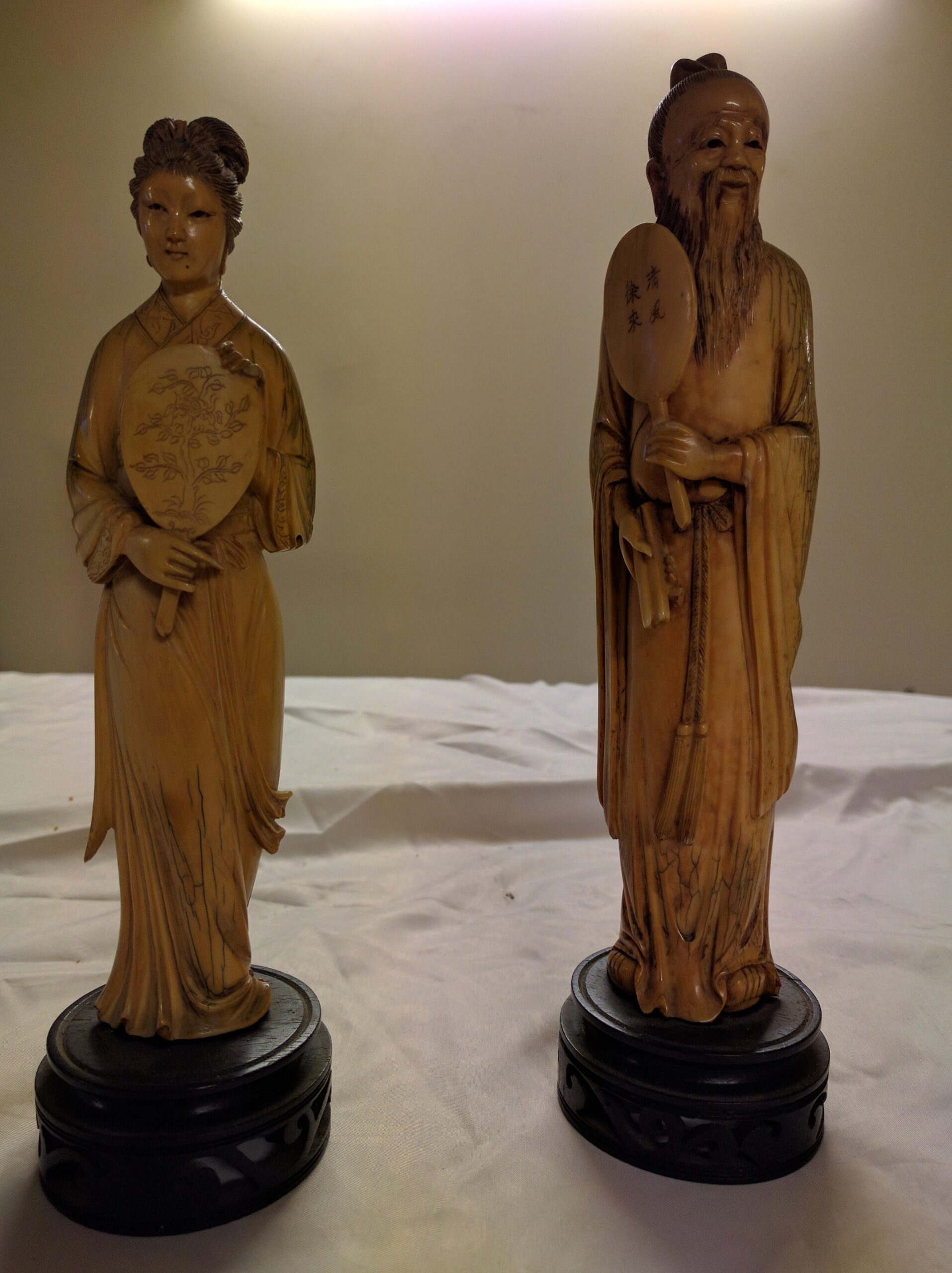 Paire de statues chinoises sculptées en résine